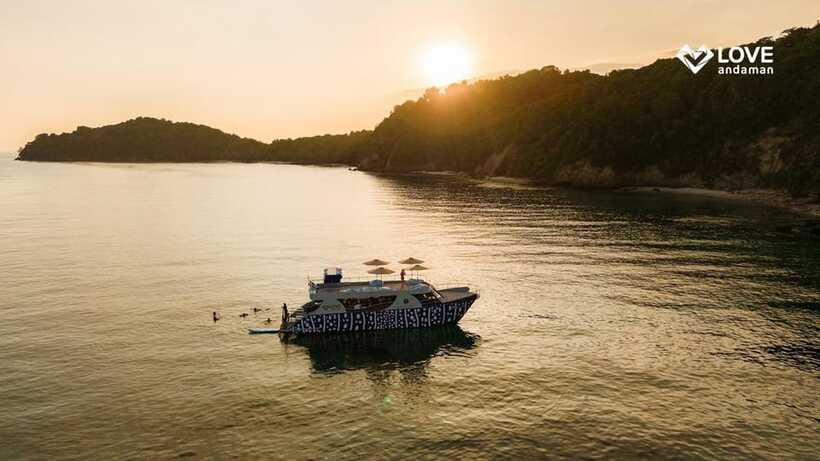 Phuket: Phi Phi Maiton Island Sunset Premium Catamaran Tour - Phi Phi Don lunch at Tonsai Seafood Restaurant