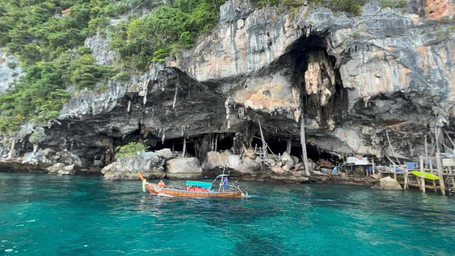 Phuket: Phi Phi Maya Bamboo Island By Speed Catamaran - Phi Phi Don lunch and a needed pause