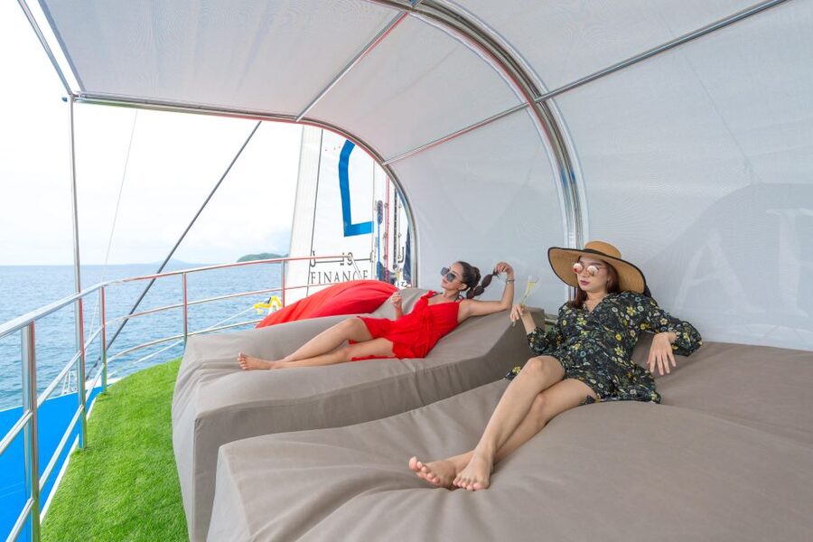 Phuket: Racha and Coral Island Catamaran Tour with Lunch - Lunch while sailing toward Racha Island
