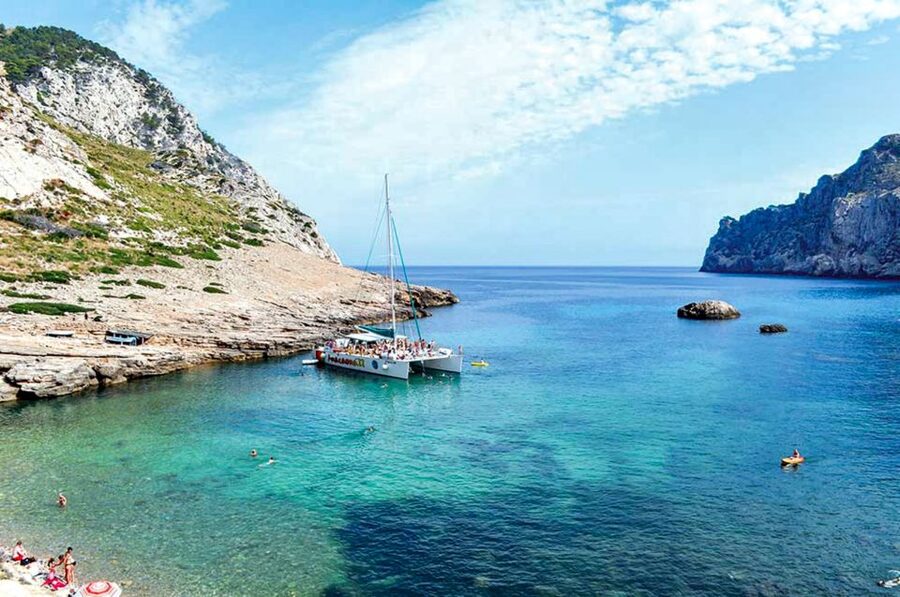 Port d'Alcudia: North Coast Catamaran Cruise with Meal - Should you book the Alcudia catamaran cruise?