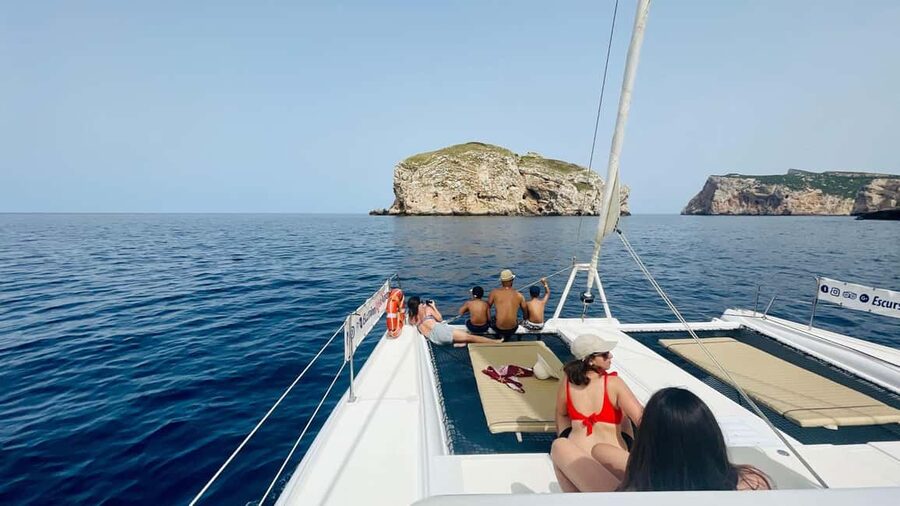Porto Conte: Sunset catamaran excursion with aperitif - Sardinian food served simply