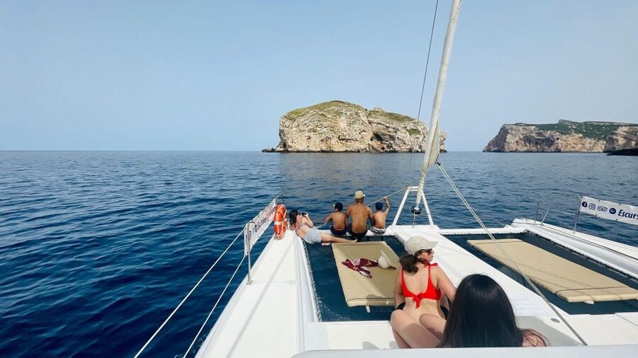 Porto Conte: Sunset catamaran excursion with aperitif - Who will enjoy this evening most?