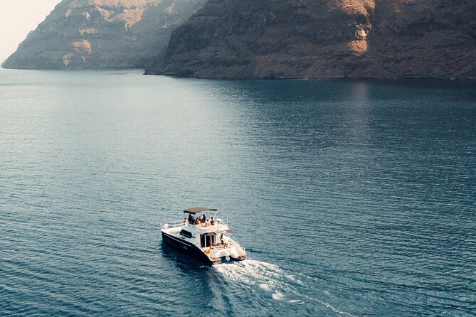 Private Caldera Cruise with Power Catamaran ENJOY incl. Meal & Drinks - Local drinks and the open-bar setup