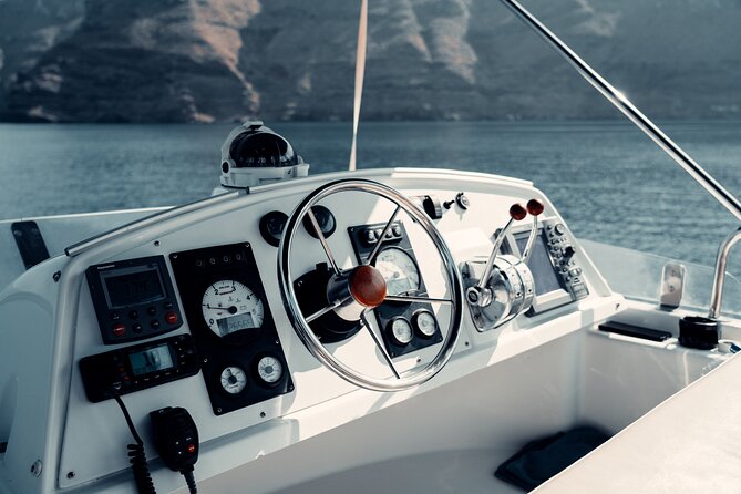 Private Caldera Cruise with Power Catamaran ENJOY incl. Meal & Drinks - Choosing three, four, or five hours