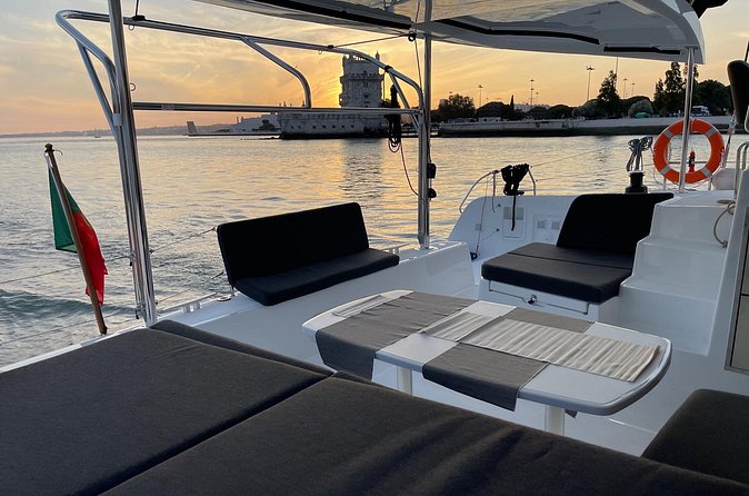 Private tour on a LUXURY Catamaran (Sunset and Wine Tour) - Cristo Rei across the river