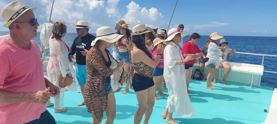 Punta Cana: Saona Island Catamaran Adventure with Lunch - Four hours on Saona, or less