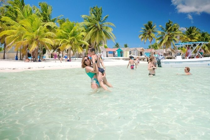 Punta Cana: Saona Island Catamaran Open Bar / Food Hotel Pickup - The natural pool and its starfish