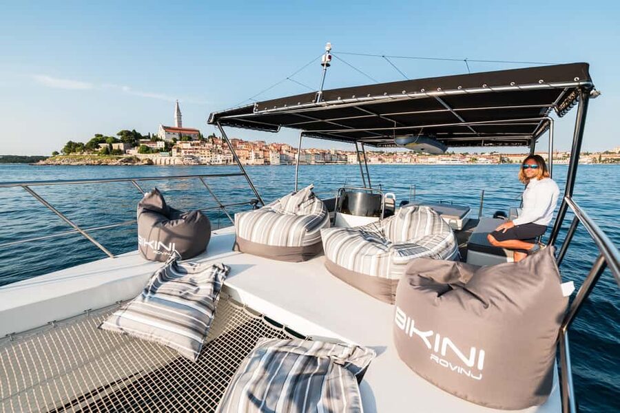 Rovinj: Private tours with catamaran - Working with the local skipper