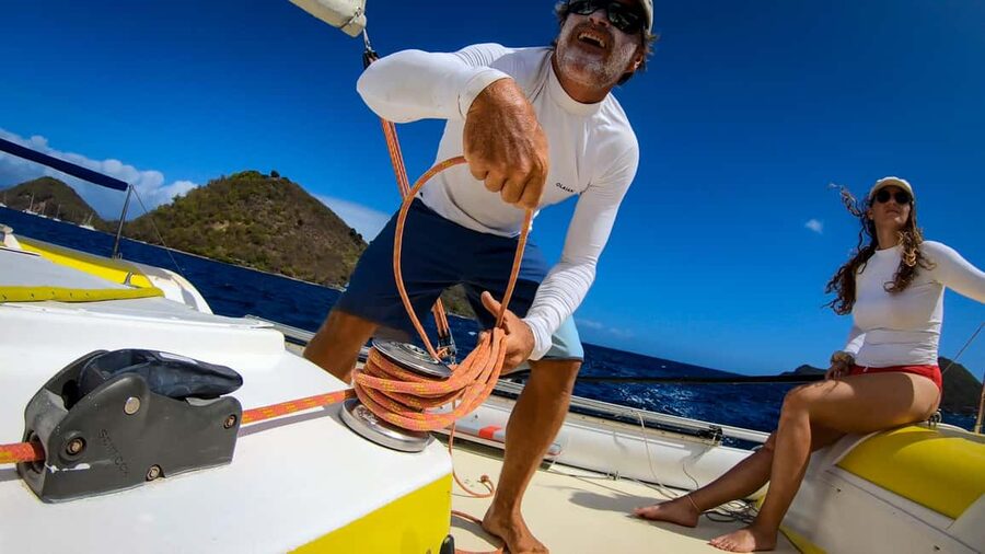 Sailing catamaran in La Baie des Saintes - Key points to know before you book