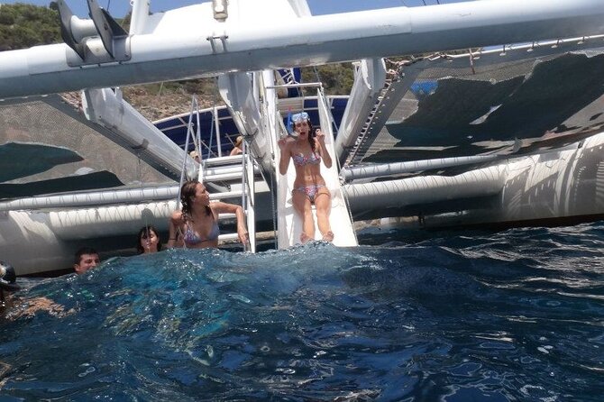Sailing trip and swim in the bay of Dénia on a catamaran - The sailing catamaran and the feel on board