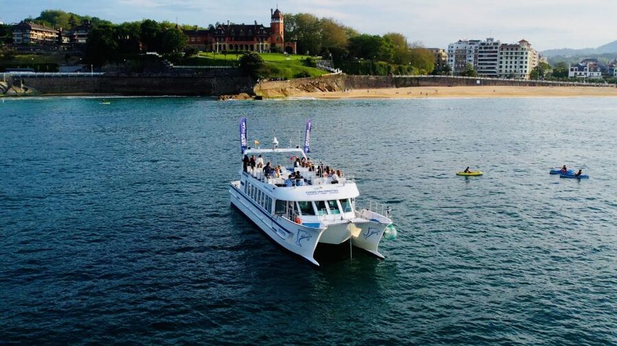 San Sebastian: Sustainable Catamaran Cruise with Audio Guide - Kursaal and the modern waterfront
