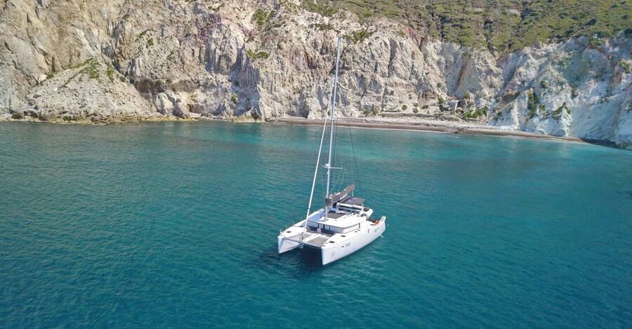 Santorini: Caldera Luxury Catamaran Cruise w/ Meal & Drinks - Sunset sailing back toward the Old Harbor