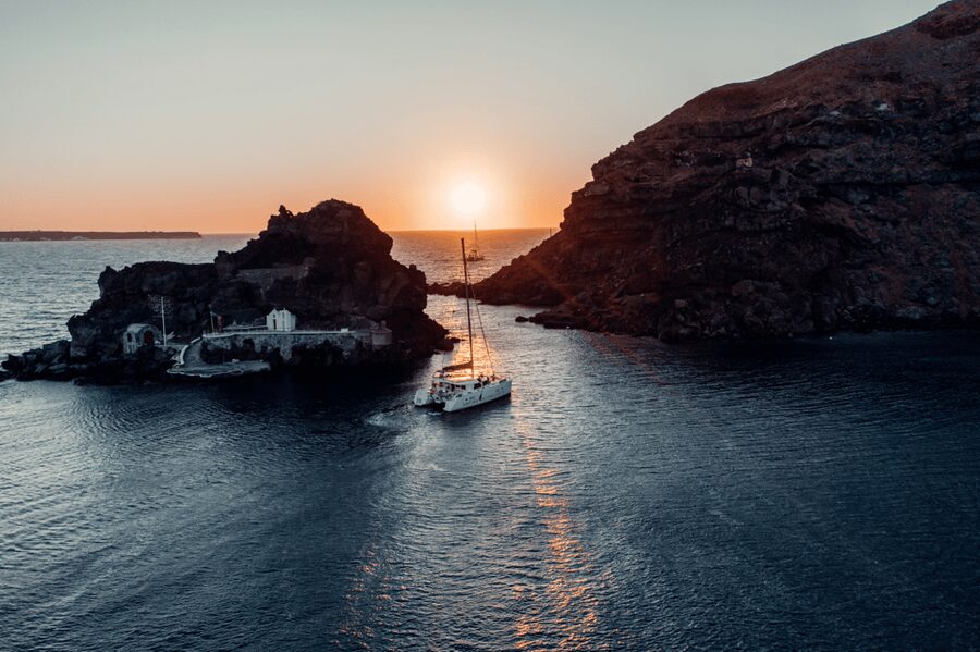 Santorini: Catamaran Caldera Cruise with Meal and Drinks - Why seeing Santorini from the Caldera works