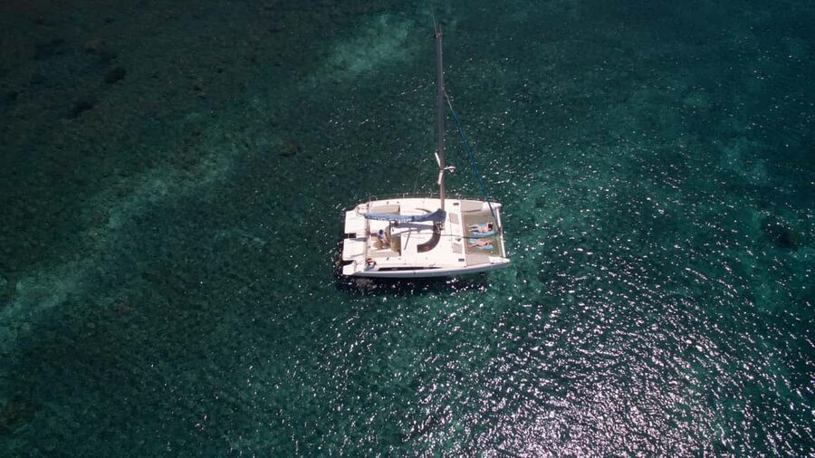 Santorini:Catamaran: private cruise with food & drinks - Old Volcano and lunch at the Hot Springs