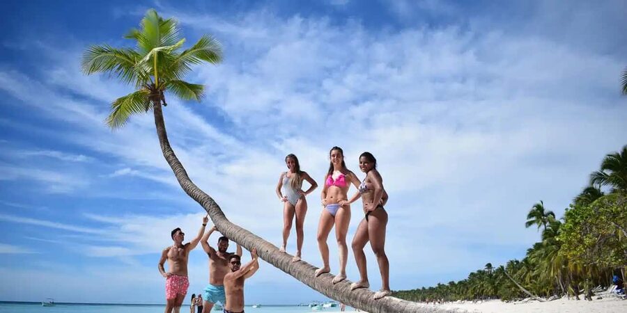Saona Exclusive Catamaran – Small Group Experience - A beach stop with useful facilities
