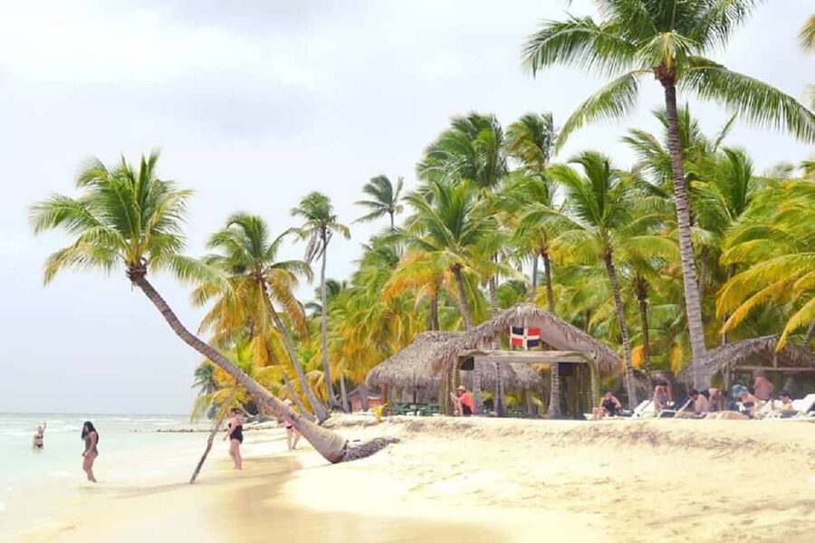 SAONA ISLAND: Catamaran Boat with Open Bar, Lunch and More.. - The tipping question