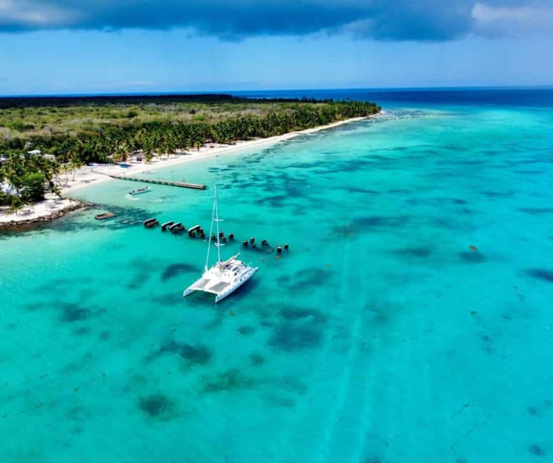 Saona island - Small group tour - Luxury catamaran - Lunch on board while the coast slides by