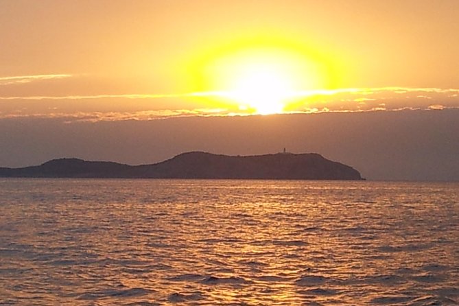 Sunset Catamaran Expedition in front of Cafe Mambo - A Private Catamaran Makes the Day More Flexible