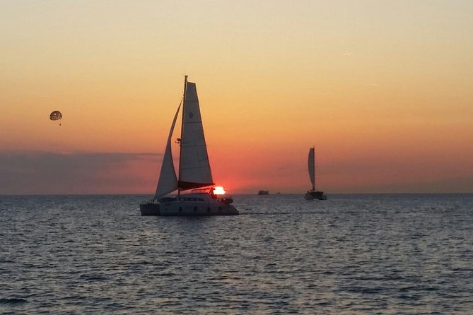 Sunset Catamaran Expedition in front of Cafe Mambo - What the Afternoon Actually Feels Like