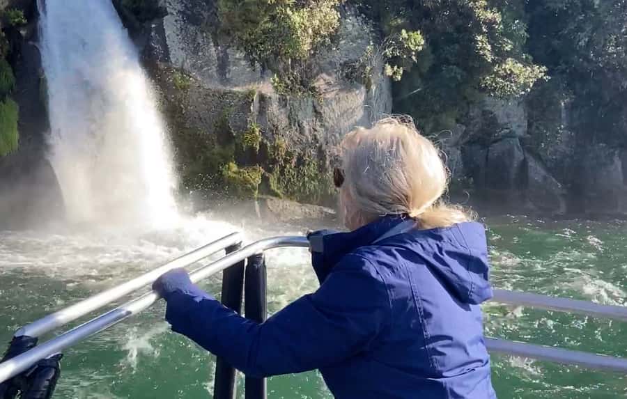 Taupo: Lake Taupo Western Bays Catamaran Tour with Bush Walk - Leaving Kinloch Marina with a burst of speed