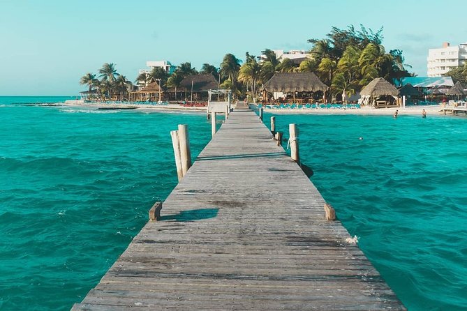 Tour in a Catamaran to Isla Mujeres with all included for the best price! - The crew and the group atmosphere