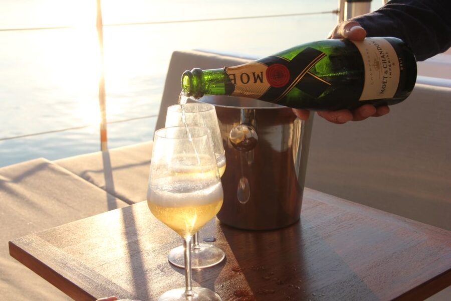 Venice: Lagoon Catamaran Cruise with Music and Drinks - What the music and drinks add