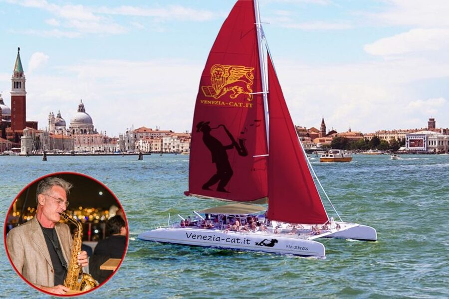 Venice: Night Catamaran Cruise of the Lagoon - Choosing your drink at the onboard bar