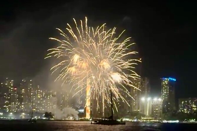 Waikiki Beach Catamaran Friday Night Fireworks Tour - What the 6:45 pm departure means