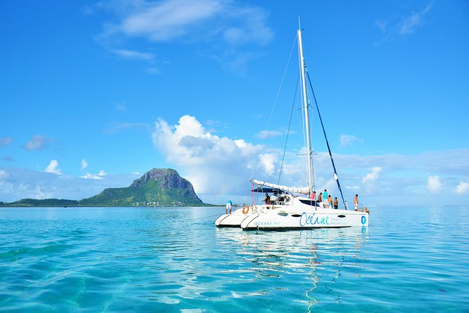 WEST Shared Cruise : OCÉANE Full Day Catamaran Ile aux Bénitiers - A west coast day built around the sea