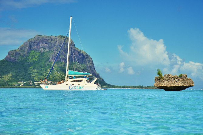WEST Shared Cruise : OCÉANE Full Day Catamaran Ile aux Bénitiers - Crystal Rock and the blue-green view